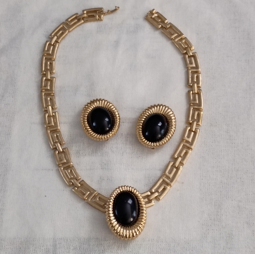 ❤️3 PC CINER EARRINGS PENDANT NECKLACE BLACK CABACHON AND GOLD RIBBED